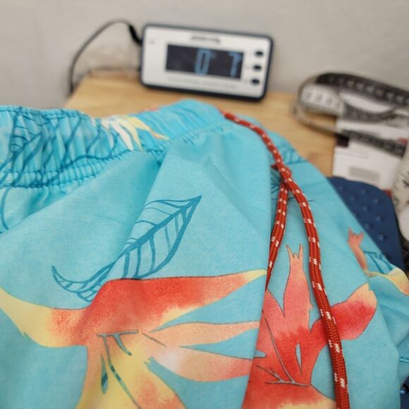 TOMMY BAHAMA Relax mens swim trunks board shorts Blue floral size Large - Picture 9 of 9